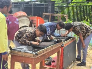 Praktikum Penyemaian Bibit: Siswa Asah Keterampilan Agribisnis Sejak Dini