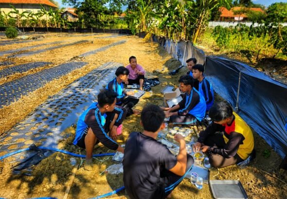 Kepala sekolah membersamai Tim Agro Smart sambil menikmati MBG (Makan Bergizi Gratis), menjadi momen sederhana yang penuh makna. Di tengah suasana lahan agro, perbincangan mengalir tentang proses, pengalaman, tantangan, dan pembelajaran yang telah dilalui. Semua menjadi bagian dari persiapan presentasi refleksi kegiatan SIKAP, yang akan disampaikan oleh perwakilan kelompok. Karena pembelajaran bukan hanya tentang apa yang dilakukan, tetapi juga tentang merefleksikan proses, menemukan makna, dan berani berbagi pengalaman. Dari lahan agro, tumbuh pengalaman. Dari kebersamaan, lahir inspirasi. Dari refleksi, lahir generasi yang lebih siap melangkah.